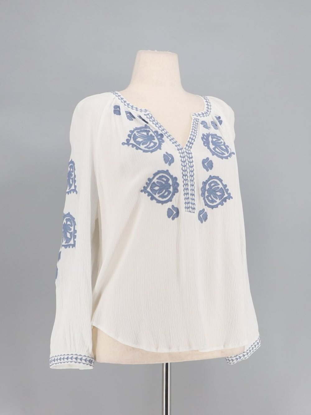CHICO'S Embroidered Splitneck Shirt in White Size 2/L - Picture 3 of 7
